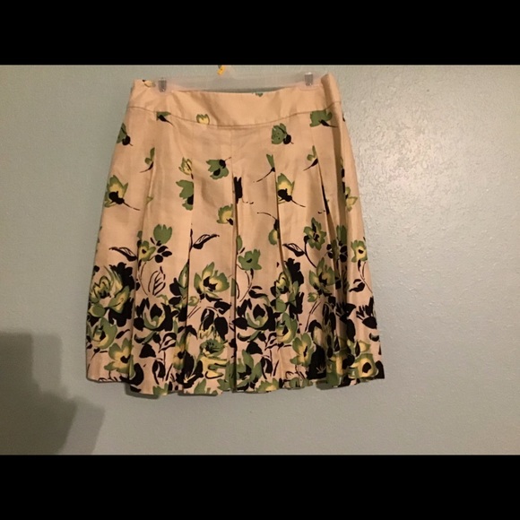 Ladies pleaded skirt - Picture 2 of 3